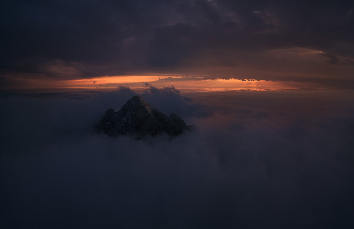 Hochvogel im Nebelmeer, Einsamer Gipfel ragt aus Wolkenmeer bei Sonnenuntergang, Mystische Bergwelt - Bergfotografie Allgäu
