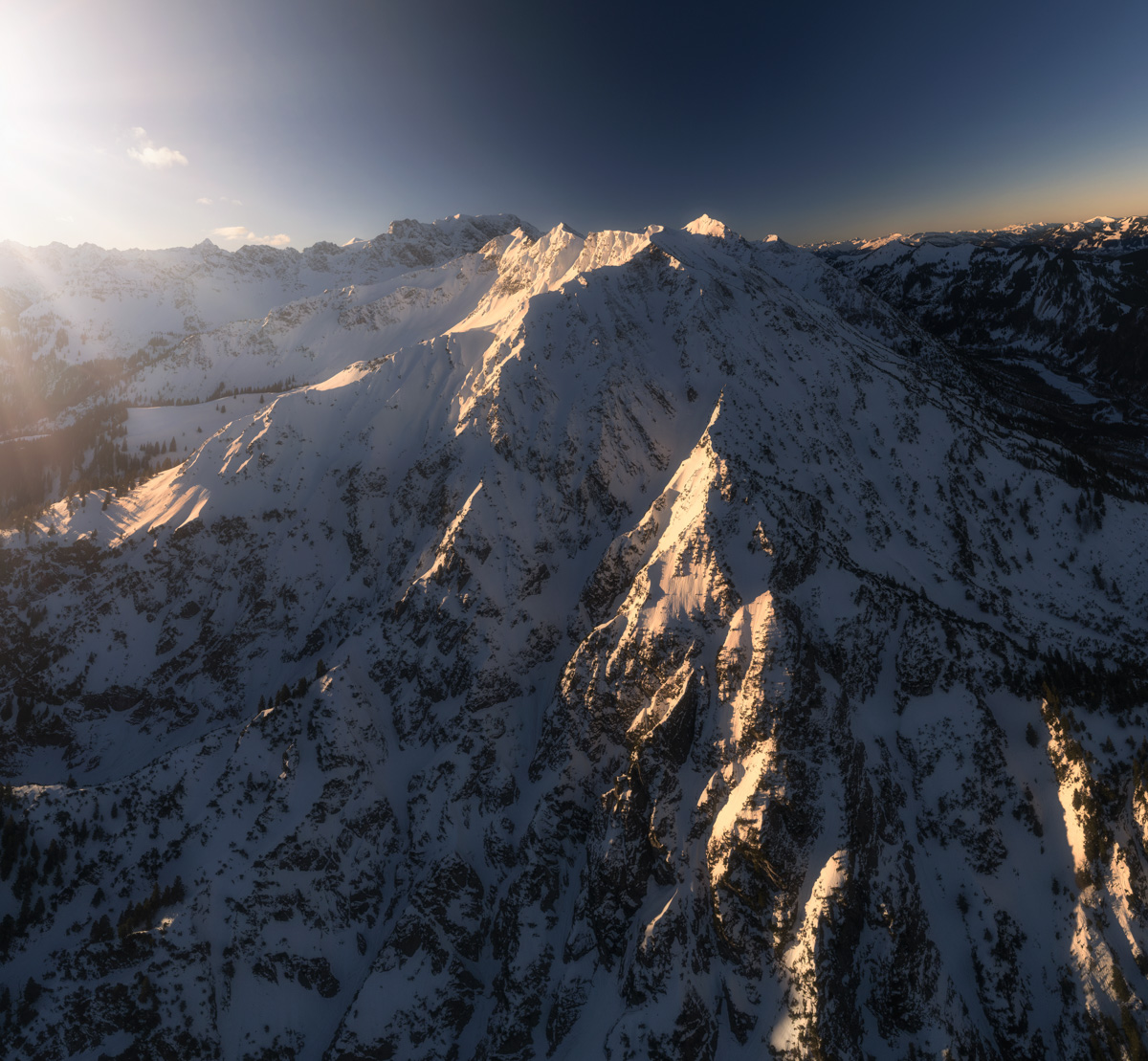 Giebel und Hochvogel, Verschneite Bergkette bei Hinterstein, Goldenes Winterlicht - Bergfotografie Allgäu