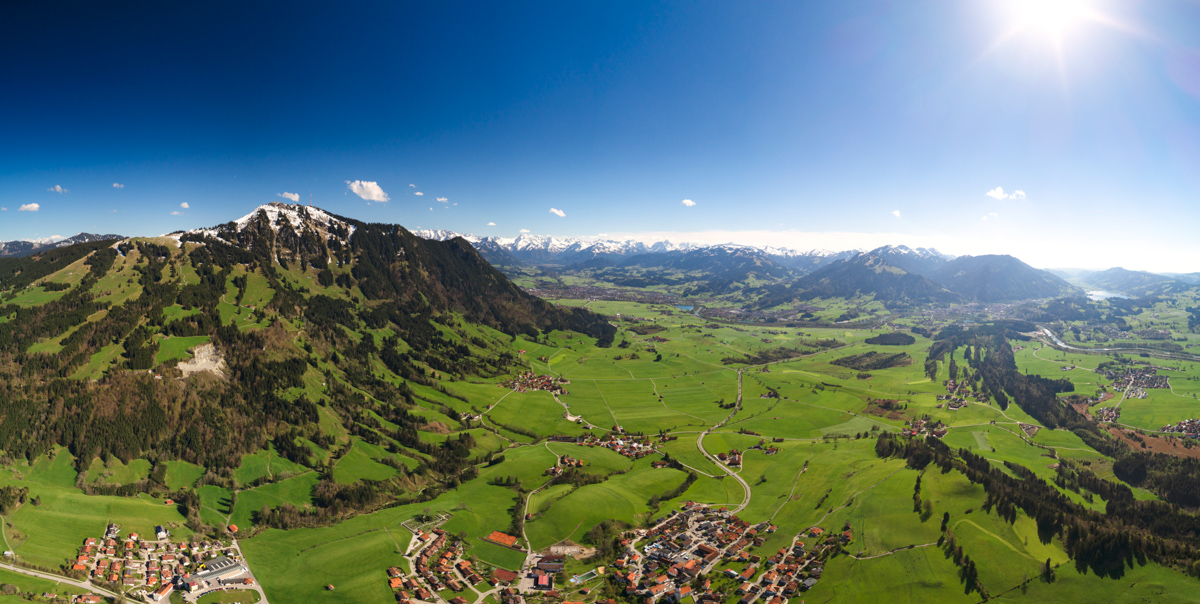 Grünten, Sommerliches Luftbild, Sonthofen und Rettenberg im Oberallgäu - Landschaftsfotografie Bayern