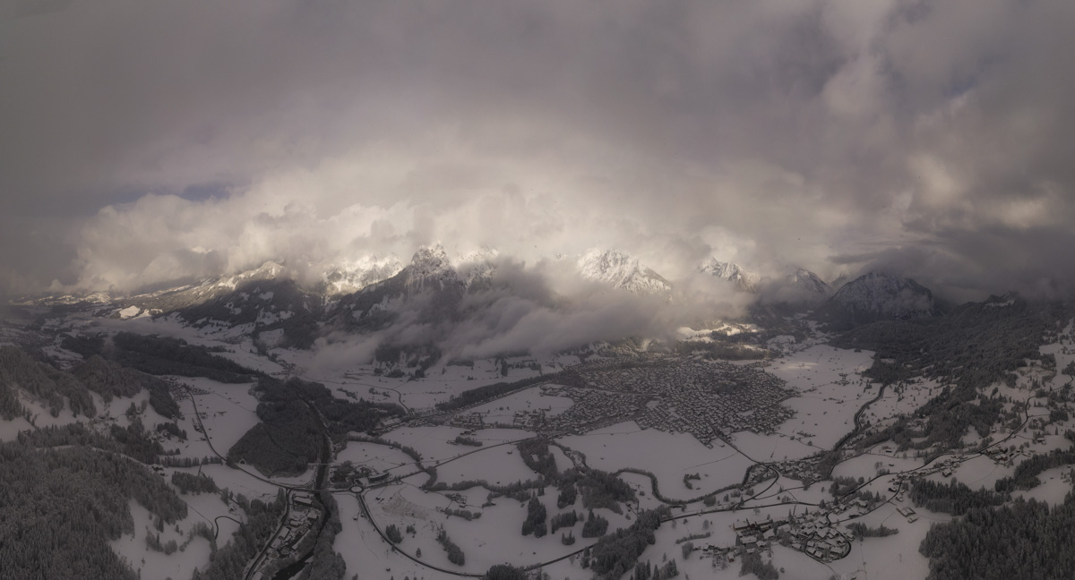 Oberstdorf und Rubihorn, Dramatische Winterwolken über verschneitem Tal, Bergpanorama - Bergfotografie Allgäu