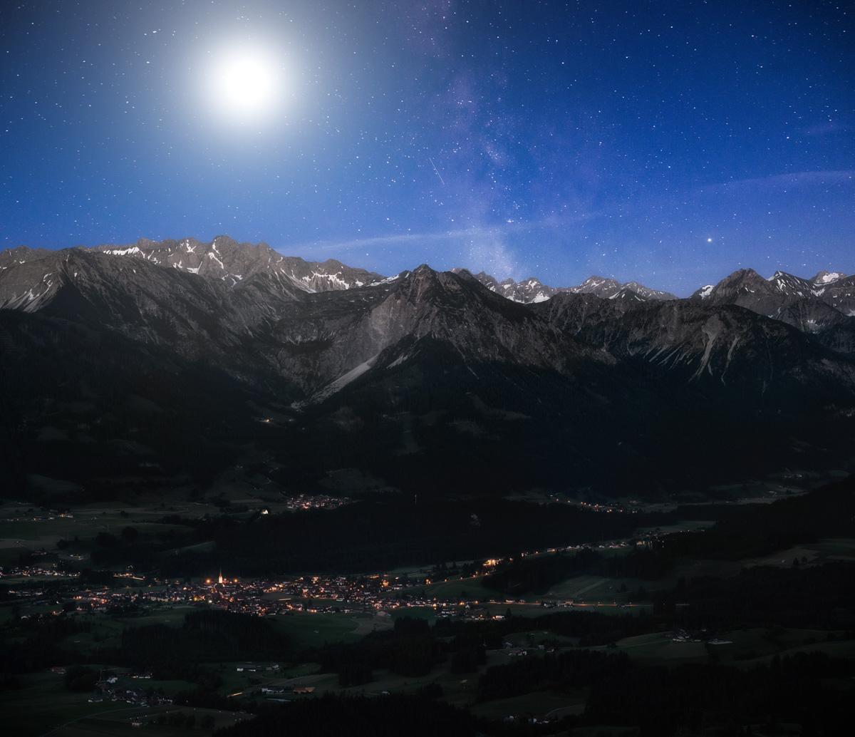 Oberstdorf bei Nacht, Mond und Milchstraße über der Bergkette, Nachtaufnahme - Astrofotografie Allgäu