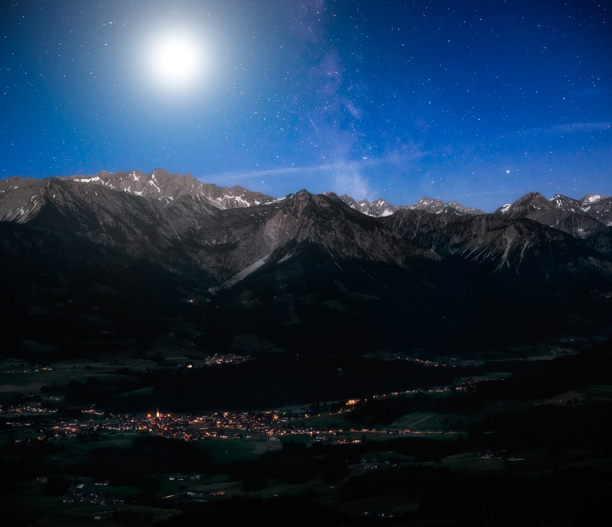 Oberstdorf bei Vollmond, Beleuchtetes Alpental und Bergpanorama in blauer Sommernacht, Idyllische Nachtlandschaft