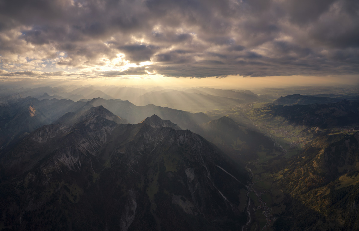 Breitenberg und Rotspitz, Lichtstrahlen durch Wolken bei Hinterstein, Herbstliche Godrays - Bergfotografie Allgäu