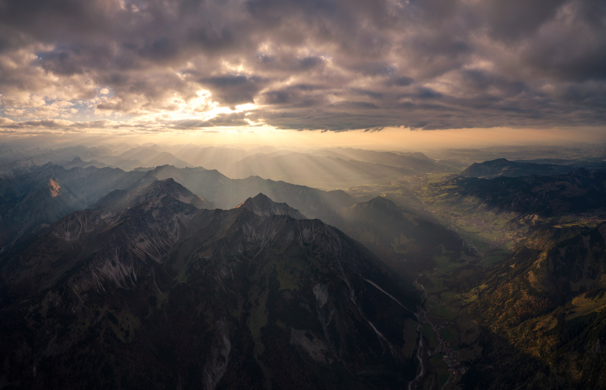 Hinterstein, Sonnenstrahlen über den Alpen, Herbstdrama - Bergfotografie Oberallgäu