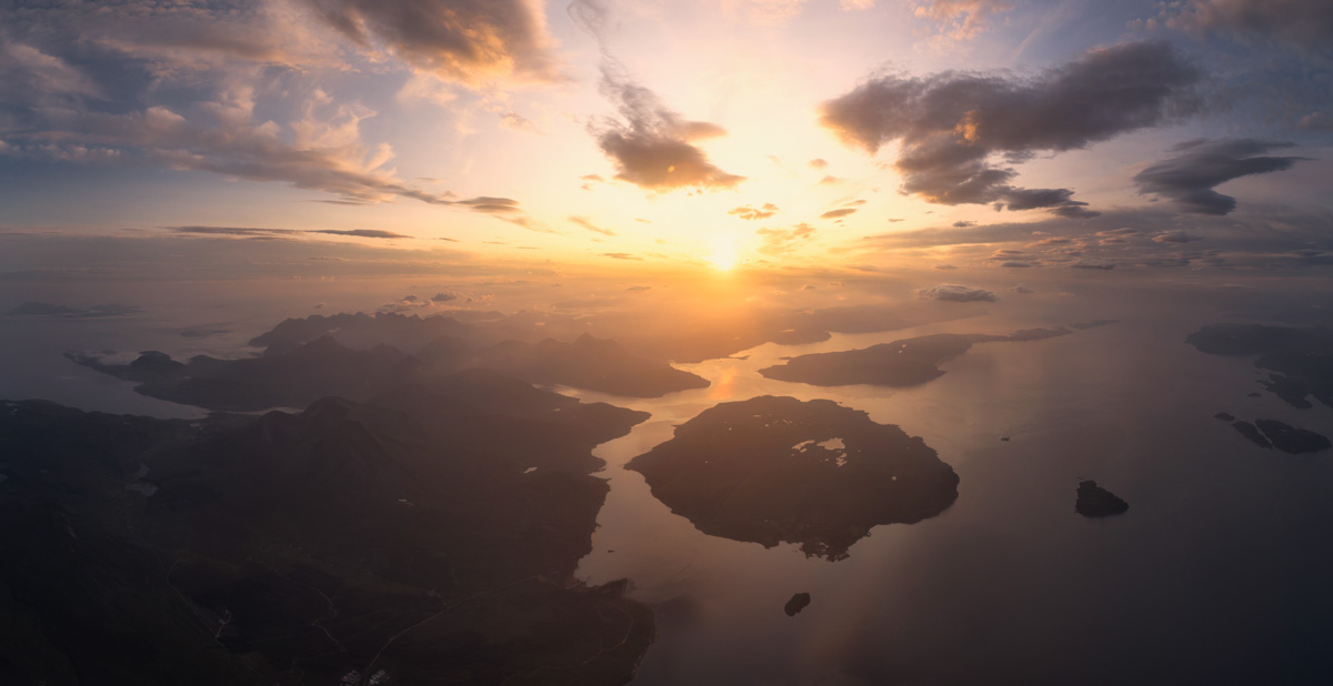 Schottische Inseln im Sonnenuntergang, Goldenes Licht über Fjorden und Meer, Atemberaubende Luftaufnahme - Reisefotografie