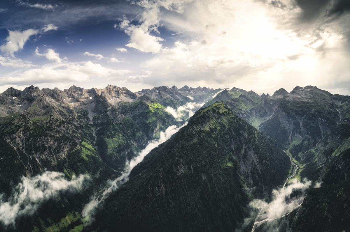 Schneck und Hochvogel, Dramatische Bergkette im Gegenlicht, Herbstliche Wolkenstimmung - Bergfotografie Allgäu