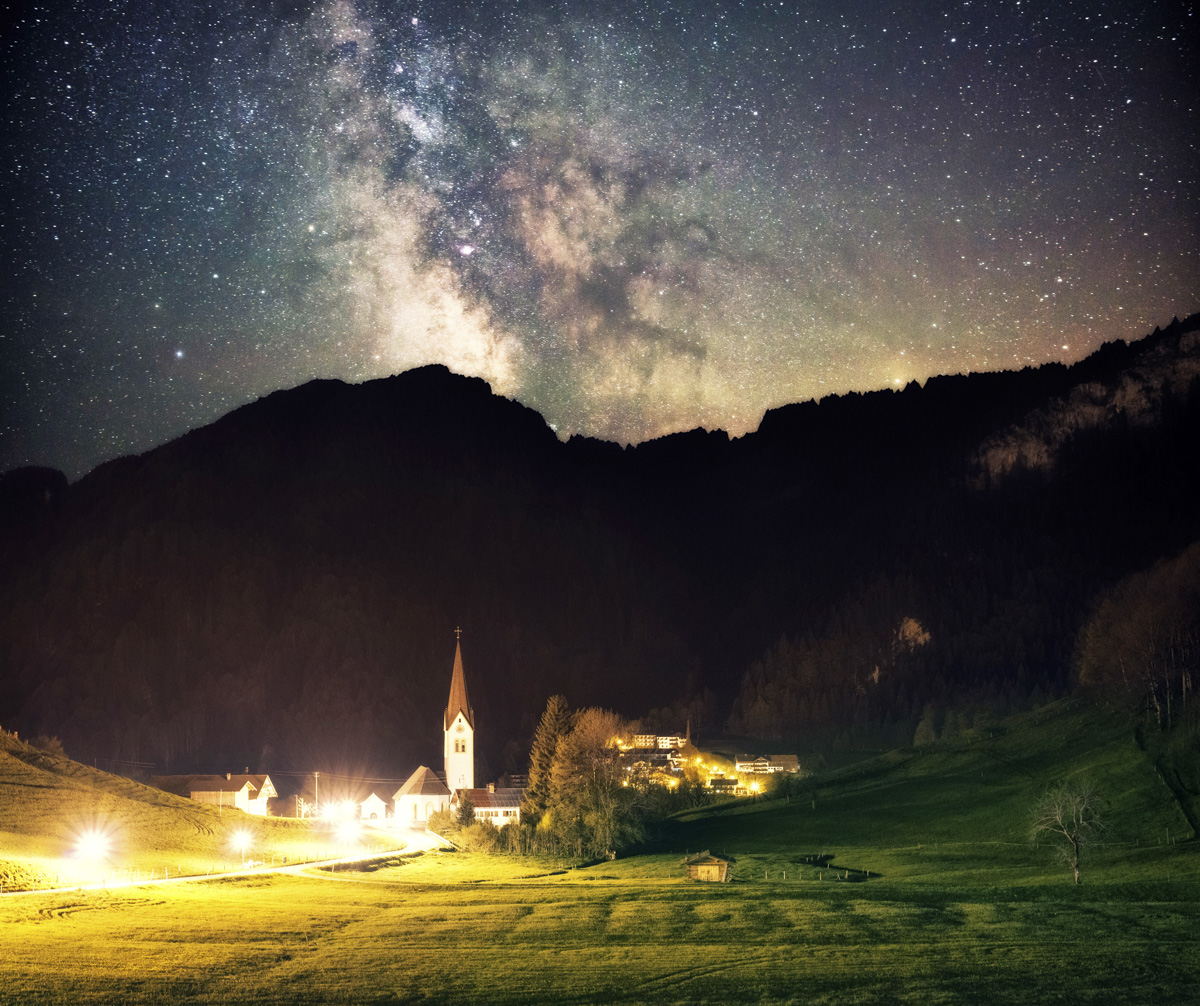 Tiefenbach bei Oberstdorf, Milchstraße über der Dorfkirche in einer Sommernacht, Magisch - Astrofotografie Allgäu