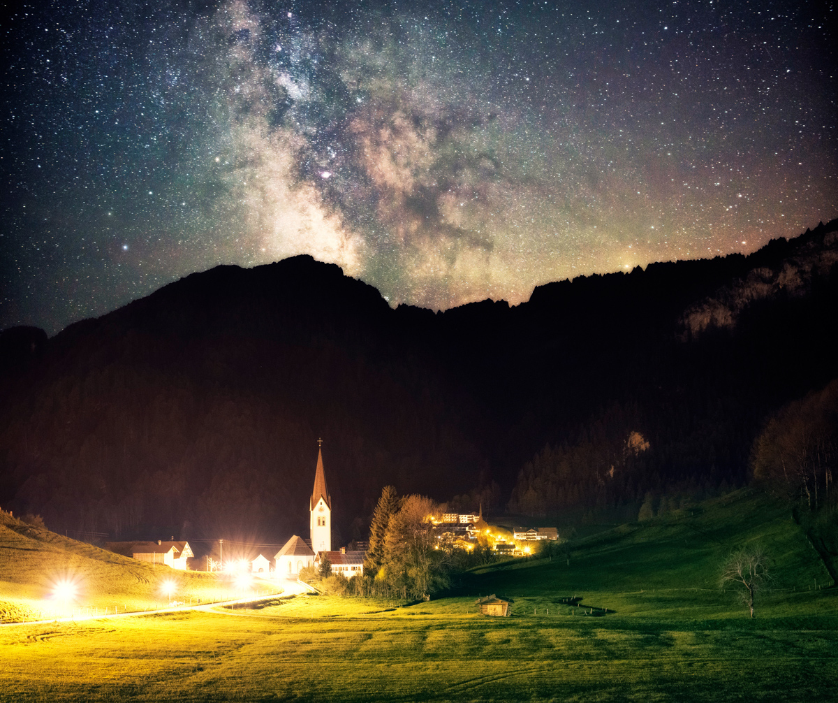 Milchstraße über Tiefenbach-Kirche, Allgäuer Dorfidylle unter Sternenhimmel in Sommernacht, Romantische Nachtszene