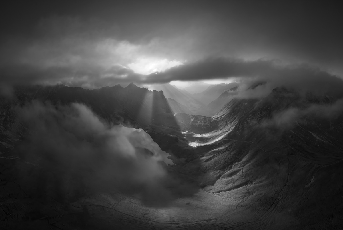 Schrecksee im Wolkenmeer, Lichtstrahlen durch Nebel in Schwarz-Weiß, Dramatischer Sonnenuntergang bei Hinterstein - Bergsee