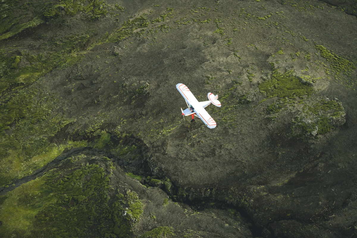 Rundflug über Vulkanlandschaft, Doppeldecker über moosbewachsenen Schluchten, Abenteuer - Luftbildfotografie Island