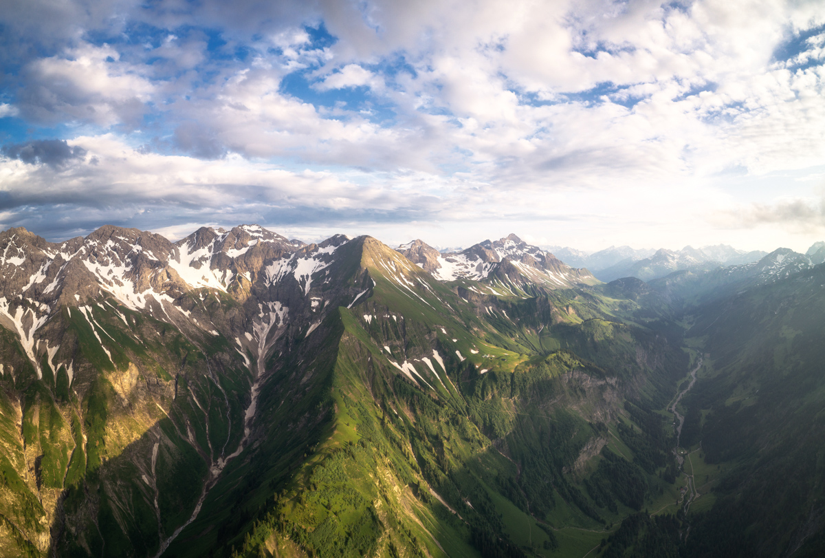 Oberstdorf, Weites Alpenpanorama, Sommerabendlicht über den Gipfeln - Bergfotografie Allgäu