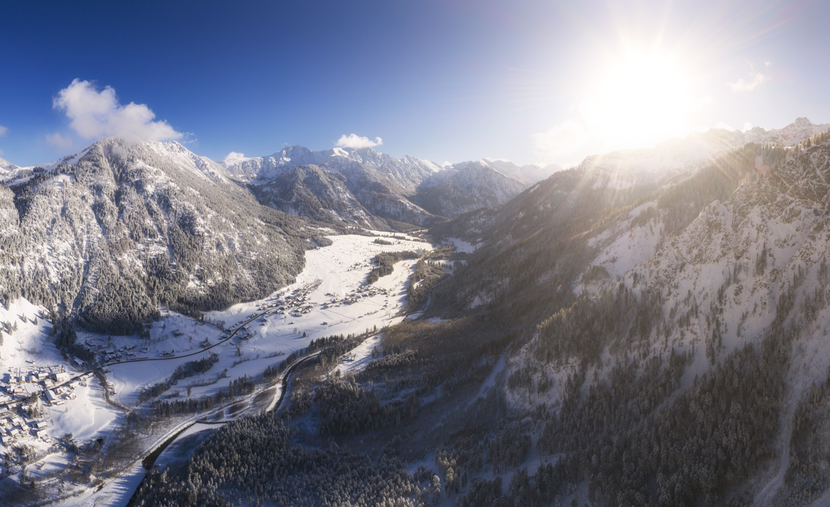 Hintersteiner Tal, Winterpanorama mit Ponten und Bschießer bei Sonnenschein, Idyllisch - Bergfotografie Allgäu