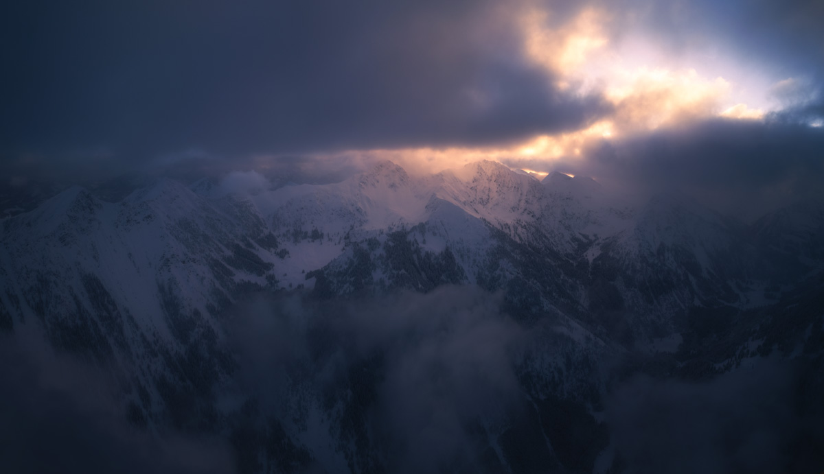 Gaishorn und Rauhorn bei Hinterstein, Sonnenaufgang über verschneiten Gipfeln im Nebel, Dramatisch - Bergfotografie Allgäu