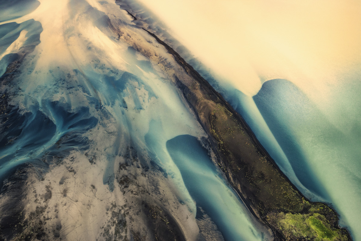 Gletscherfluss-Delta, Abstrakte Luftaufnahme türkisfarbener Wasseradern im Sand, Mystisch - Abstrakte Naturfotografie Island