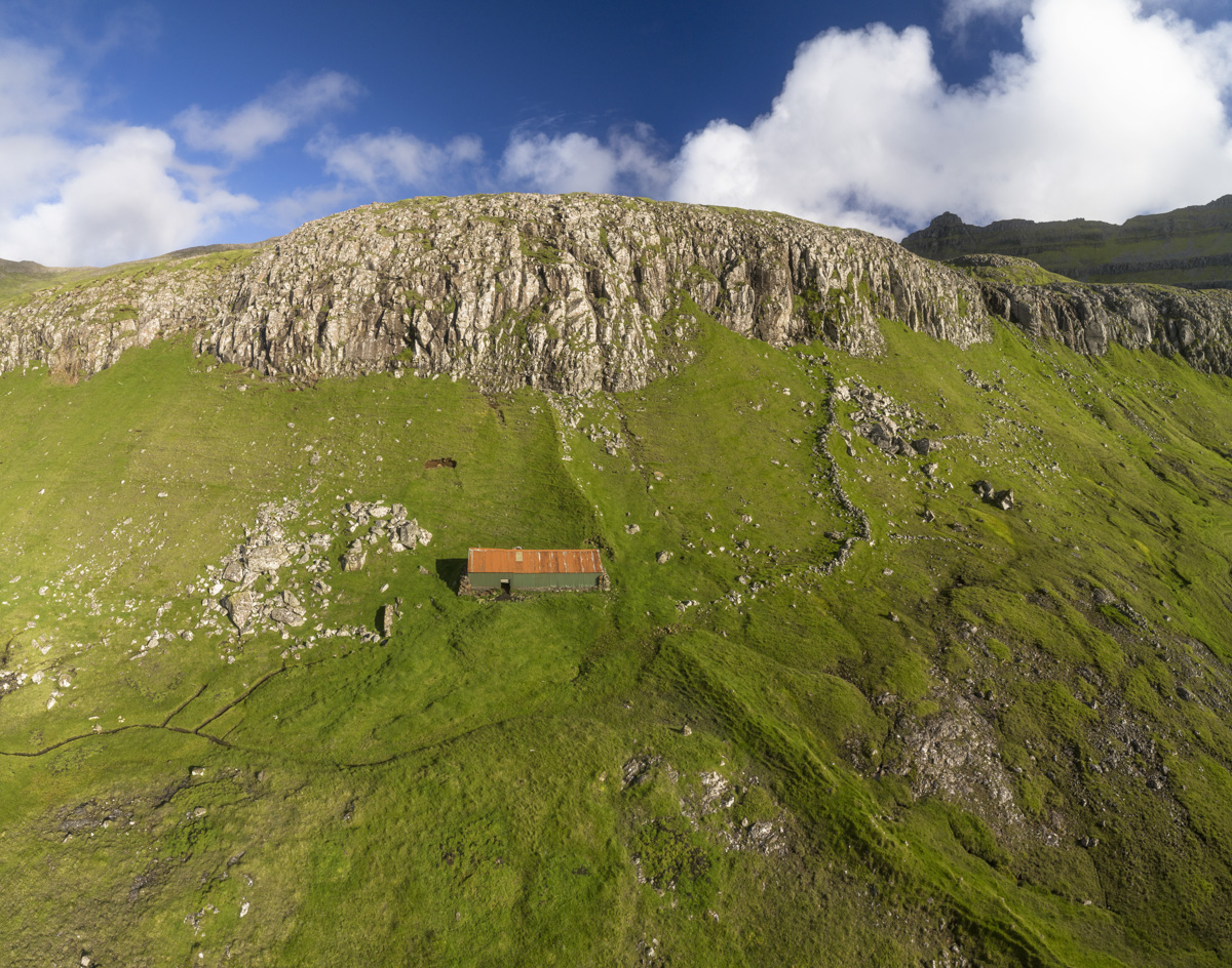 Färöer Berghütte, Einsame Steinhütte am grünen Berghang, Idyllische Einsamkeit - Naturfotografie Nordatlantik