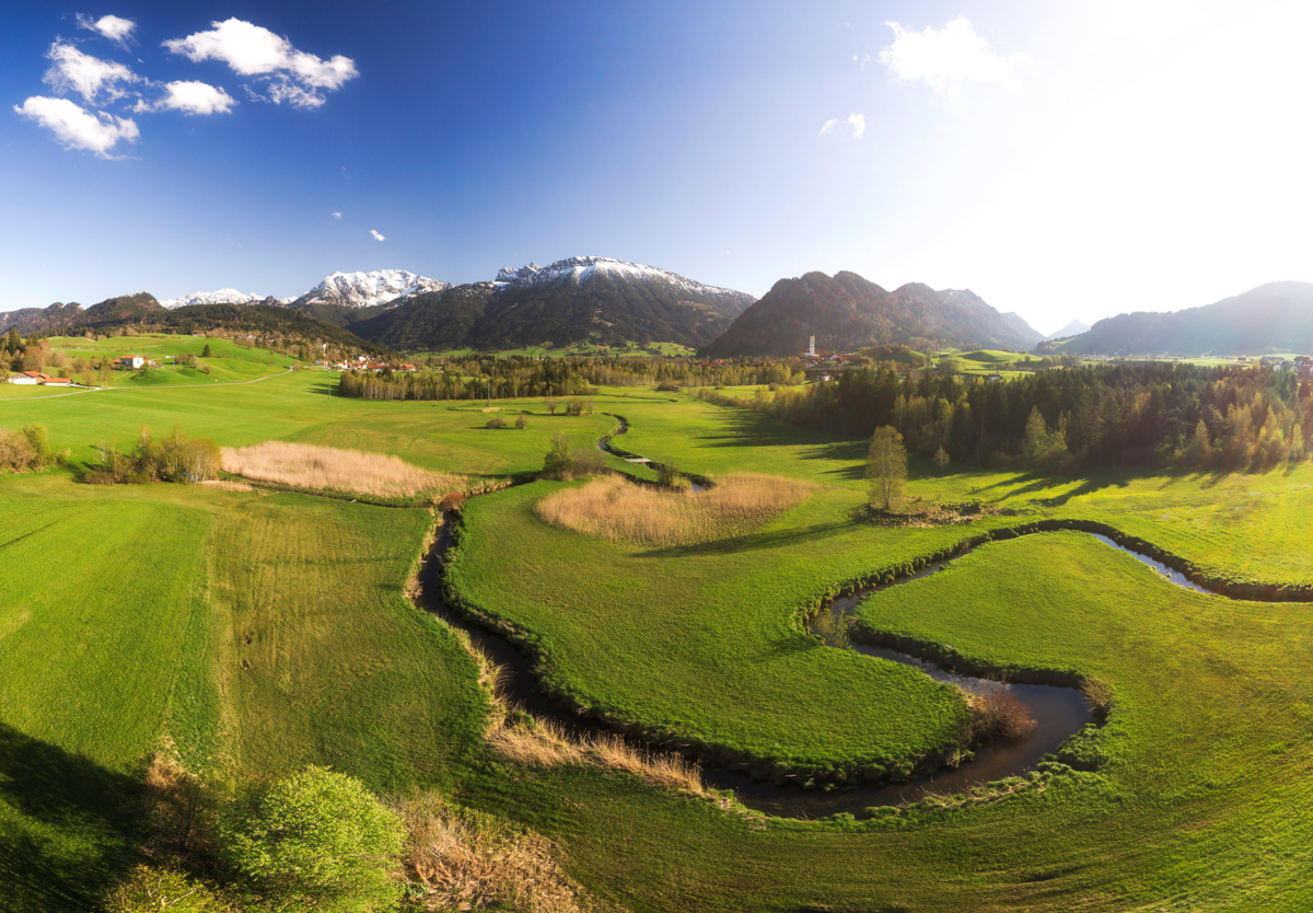 Pfronten, Mäandernder Bach im Frühling, Alpenpanorama - Landschaftsfotografie Ostallgäu