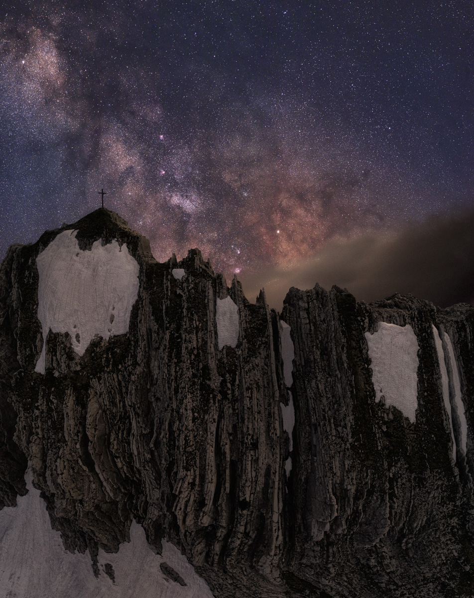Hinterstein, Milchstraße über schroffer Felswand mit Gipfelkreuz in Frühlingsnacht, Magisch - Astrofotografie Allgäu