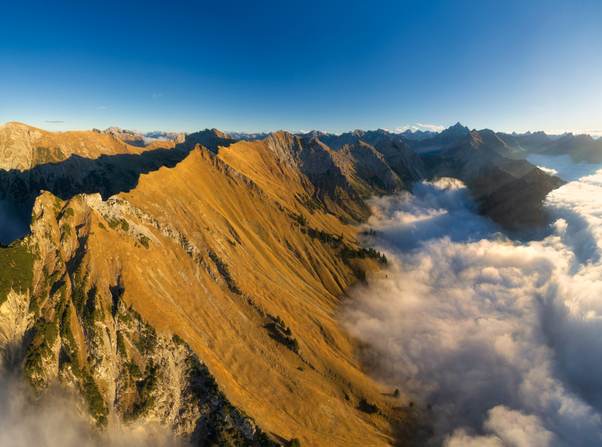 Hinterstein, Goldener Herbst über dem Nebelmeer, Schneck und Giebel - Bergfotografie Allgäu