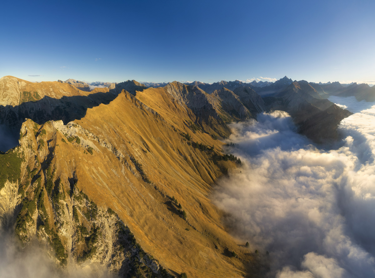 Schneck und Hochvogel bei Hinterstein, Goldener Herbst über den Allgäuer Alpen mit Nebelmeer, Leuchtend - Bergfotografie