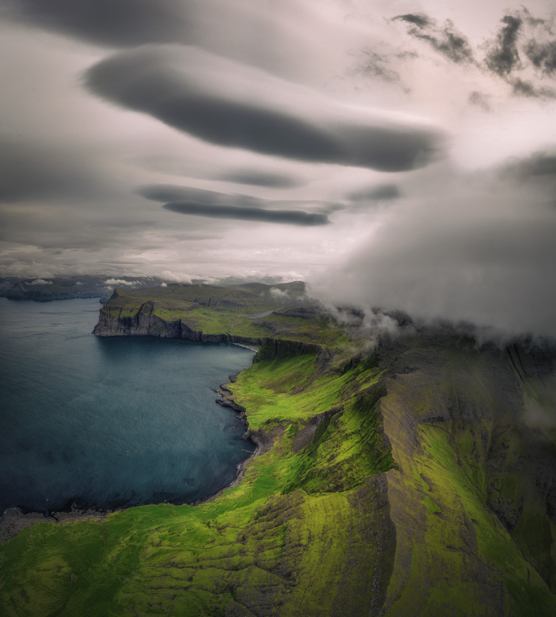Färöer Steilküste, Lenticularis-Wolken über grünen Klippen, Dramatische Naturgewalt - Landschaftsfotografie Nordatlantik