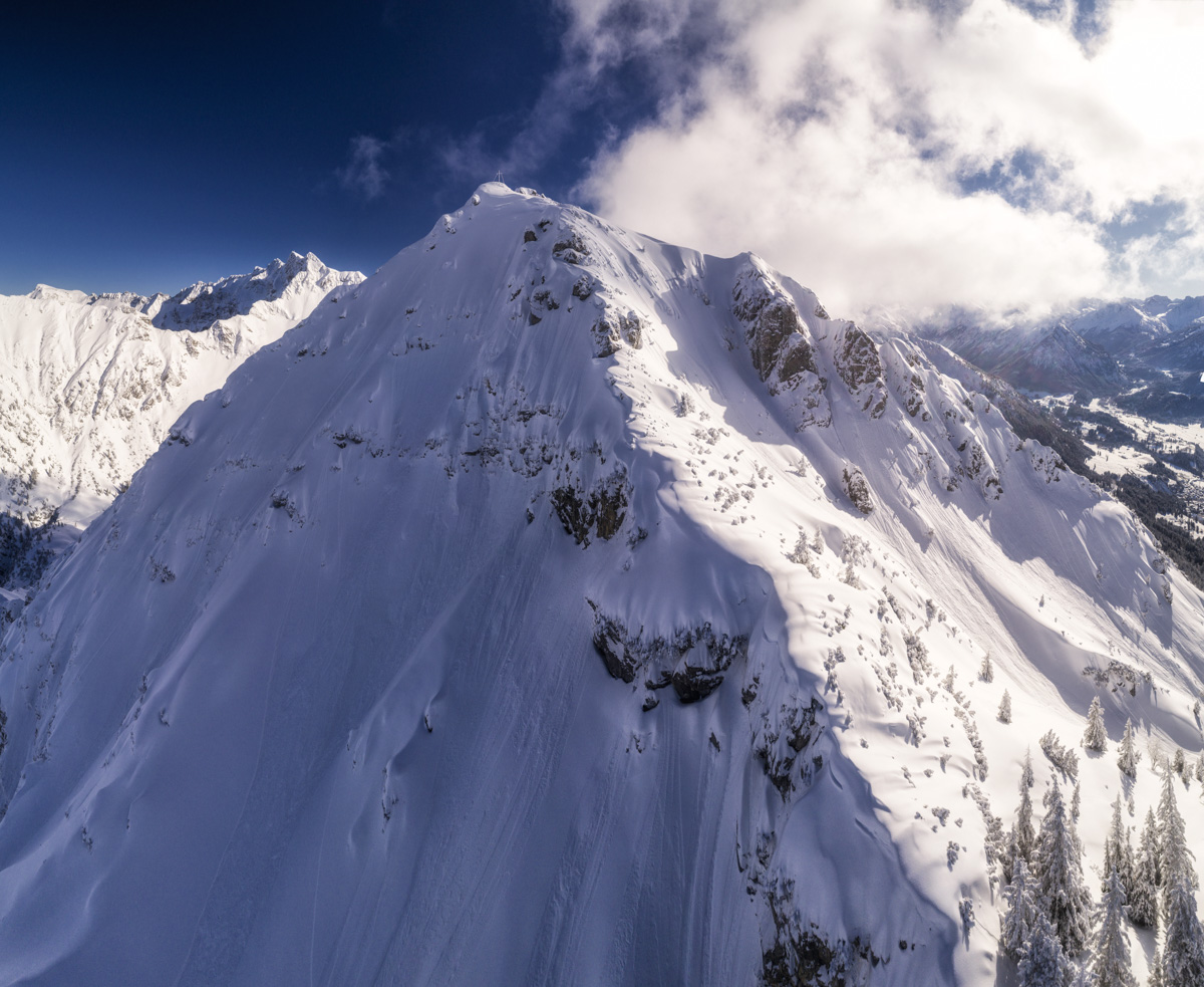 Himmelschrofen bei Oberstdorf, Verschneiter Berggipfel unter blauem Winterhimmel, Kraftvoll - Bergfotografie Allgäu