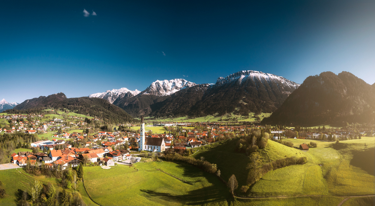 Pfronten, Dorfpanorama mit Bergkulisse, Frühlingslicht - Landschaftsfotografie Ostallgäu