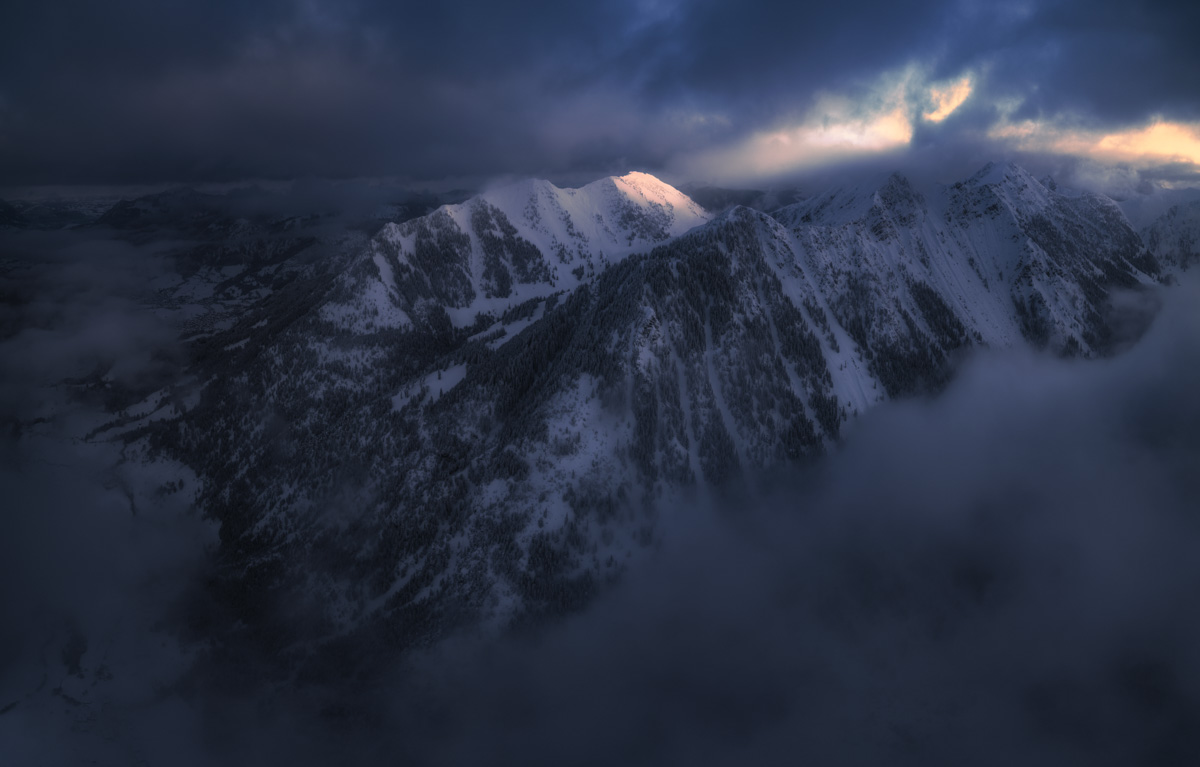 Ponten und Bschießer bei Hinterstein, Dramatischer Sonnenaufgang über verschneiten Gipfeln im Nebel, Mystisch