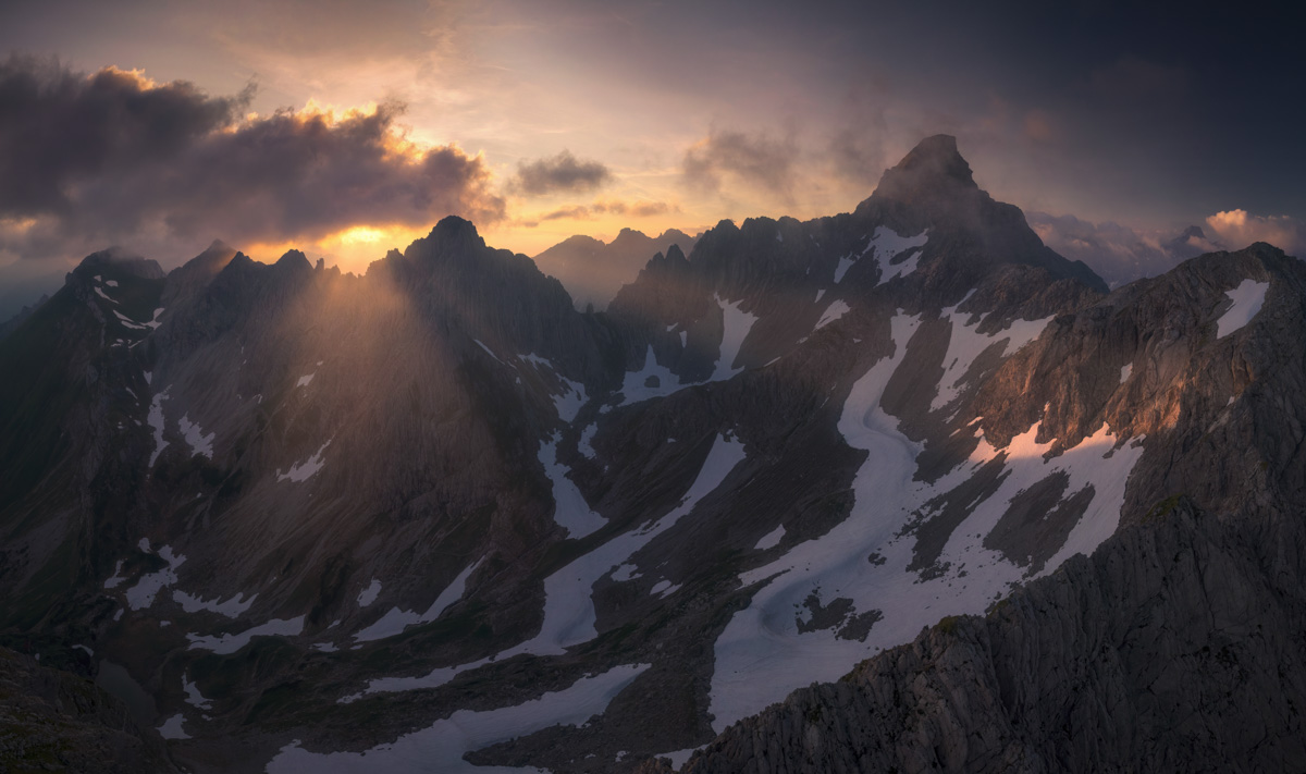 Hochvogel bei Hinterstein, Dramatischer Sonnenuntergang über schroffen Felsgipfeln mit Schneeresten, Kraftvoll