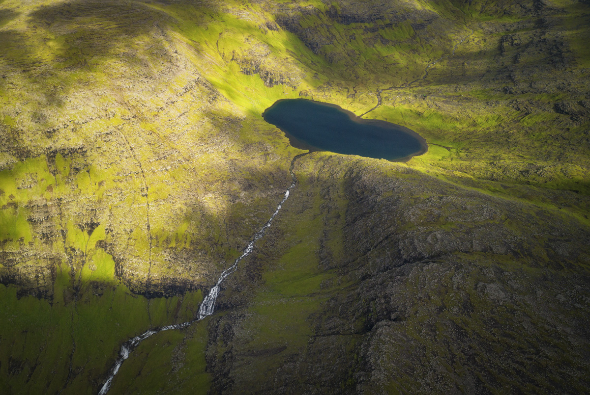 Herzsee Vágar Färöer, Herzförmiger Bergsee mit Wasserfall in goldenem Licht, Naturwunder - Landschaftsfotografie Nordatlantik