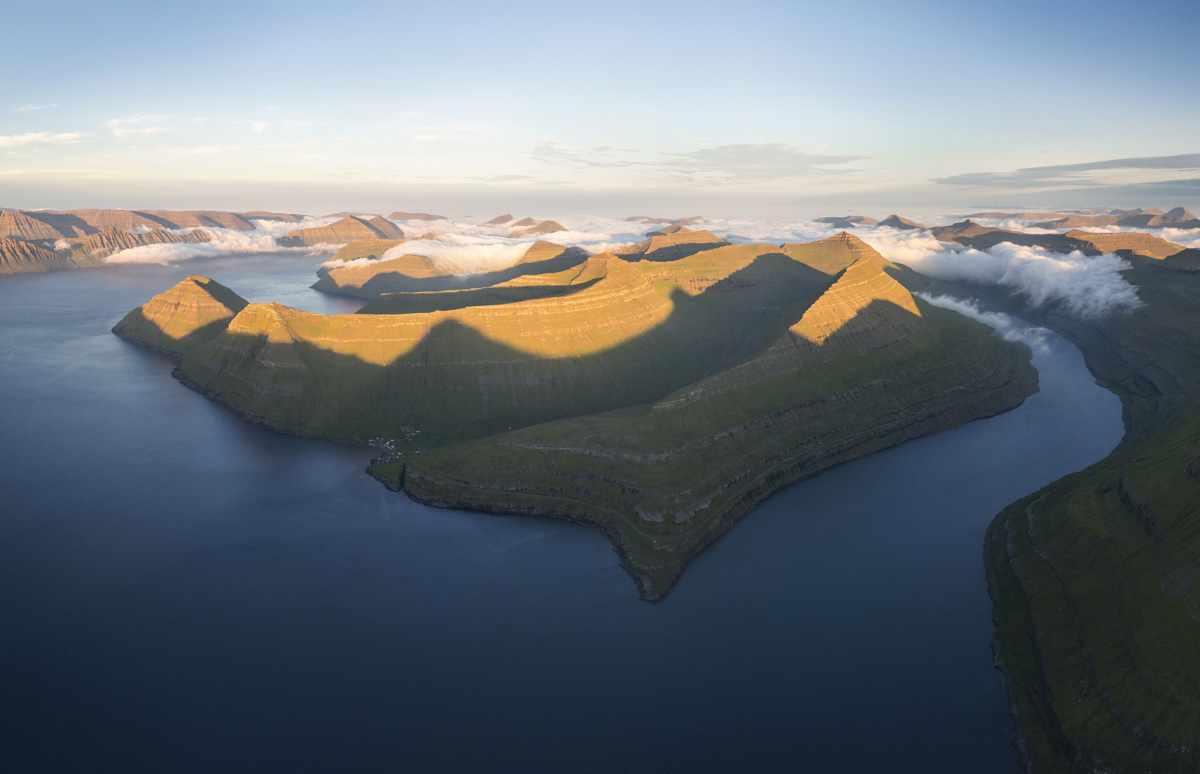Färöer Fjordlandschaft, Terrassierte Berge im goldenen Abendlicht, Panorama aus der Luft - Landschaftsfotografie Nordatlantik