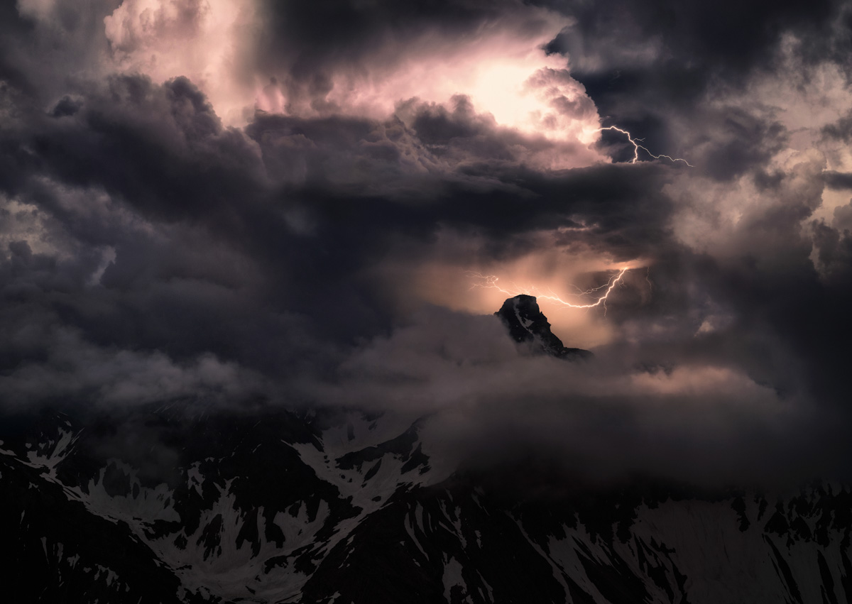 Hochvogel bei Hinterstein, Gewitter mit Blitzen über dem Berggipfel in Frühlingsnacht, Dramatisch - Bergfotografie Allgäu