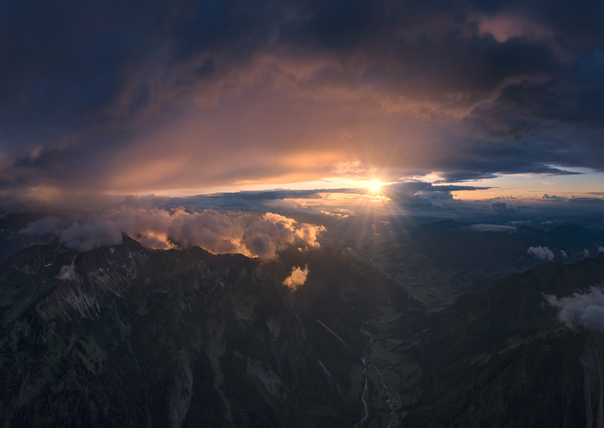 Hintersteiner Tal bei Oberstdorf, Sonnenuntergang mit Sonnenstrahlen durch die Wolken über den Allgäuer Alpen, Dramatisch