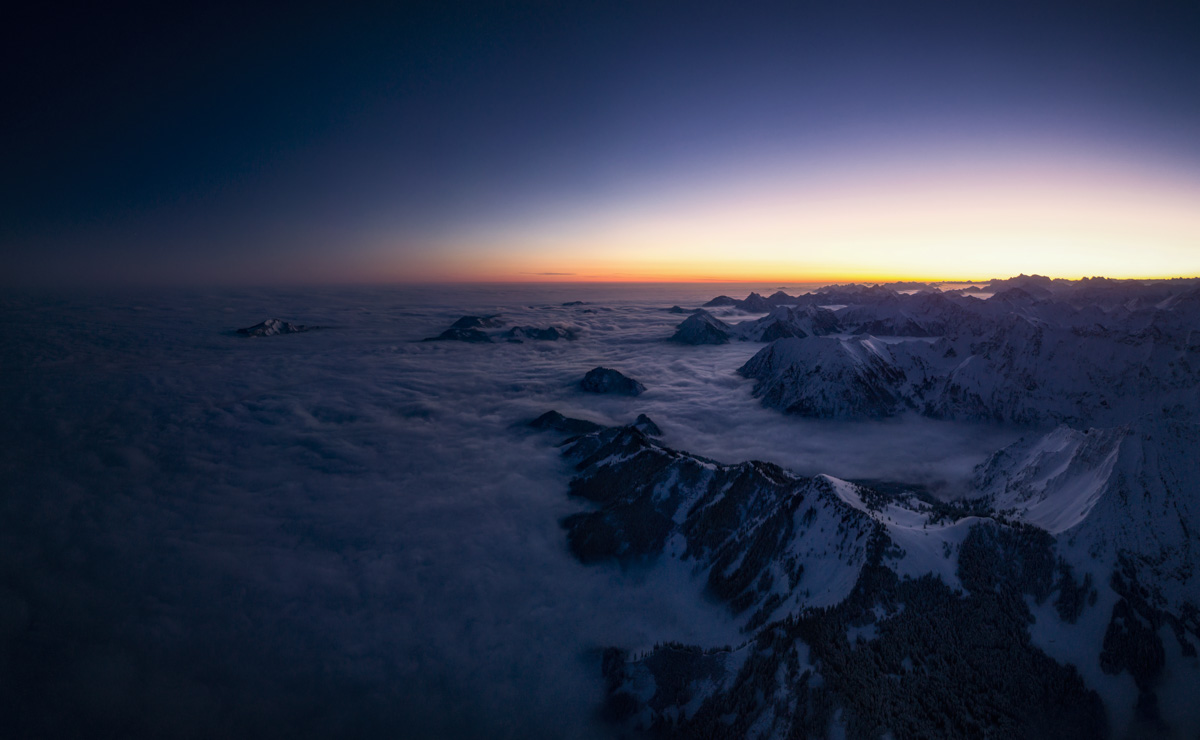 Grünten bei Burgberg und Kranzegg, Winterliches Nebelmeer über den Allgäuer Alpen bei Dämmerung, Magisch - Bergfotografie