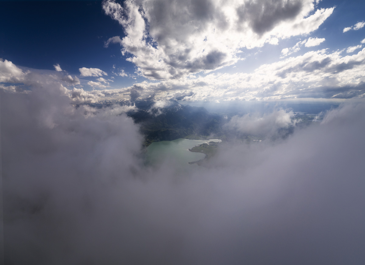 Kochelsee durch die Wolken, Alpenpanorama aus der Vogelperspektive, Dramatische Lichtstimmung - Bergfotografie Oberbayern