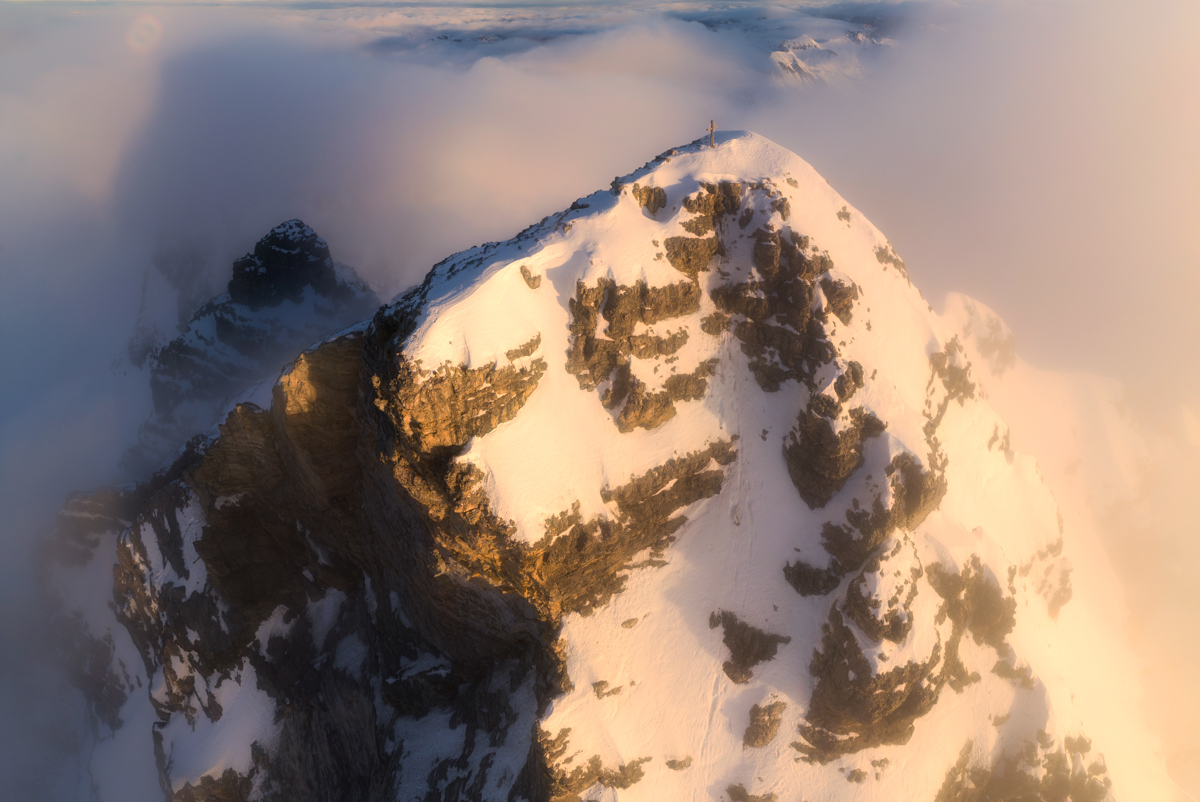 Hinterstein, Hochvogel über dem Nebelmeer, Winterliches Gipfelkreuz - Bergfotografie Allgäu