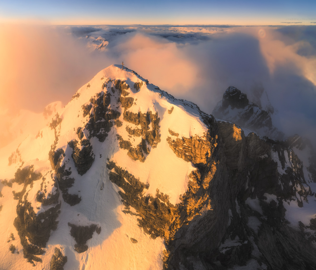 Hochvogel im Alpenglühen, Sonnenaufgang am Gipfelkreuz über dem Wolkenmeer, Goldenes Morgenlicht - Bergfotografie Allgäu