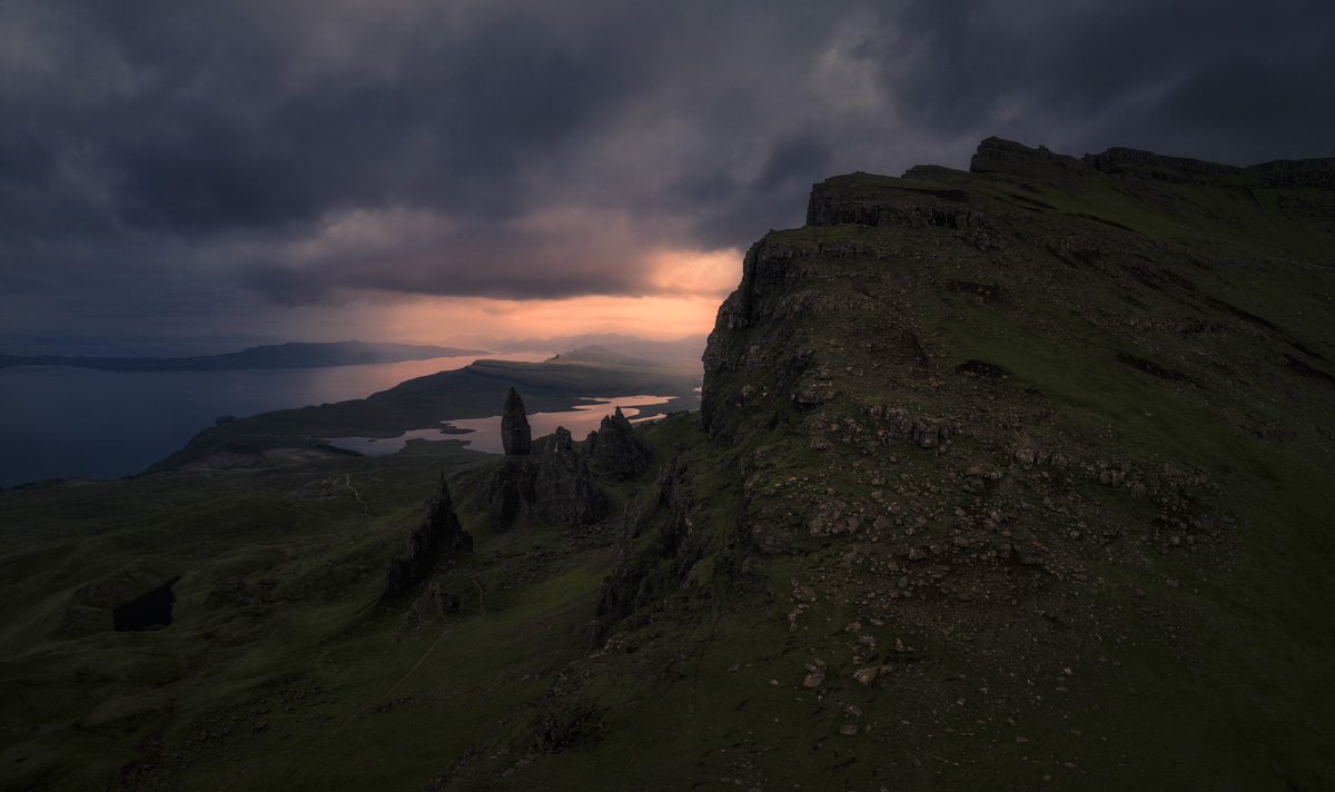 Old Man of Storr im Sturmlicht, Dramatischer Sonnenuntergang über Isle of Skye, Moody Highlands-Landschaft - Reisefotografie