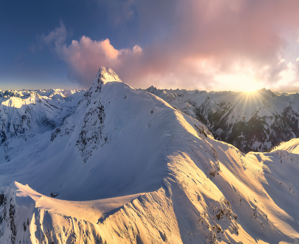 Alpenglühen bei Hinterstein und Hindelang, Sonnenuntergang über verschneiten Allgäuer Gipfeln, Spektakuläres Winterleuchten