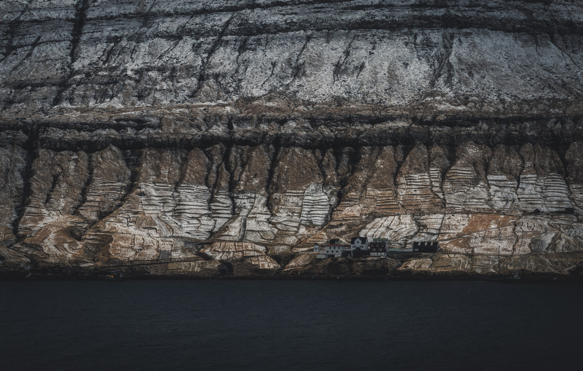 Färöer Basaltklippen, Winzige Häuser am Fuß gewaltiger Felswände, Überwältigende Dimension - Naturfotografie Nordatlantik
