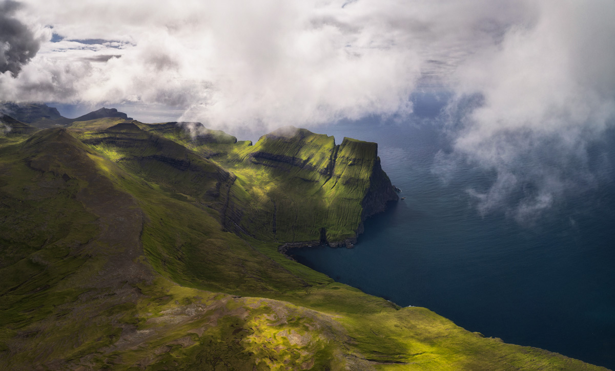 Färöer Steilküste, Grüne Klippen im dramatischen Wechselspiel von Licht und Wolken, Wilde Küste - Bergfotografie Nordatlantik