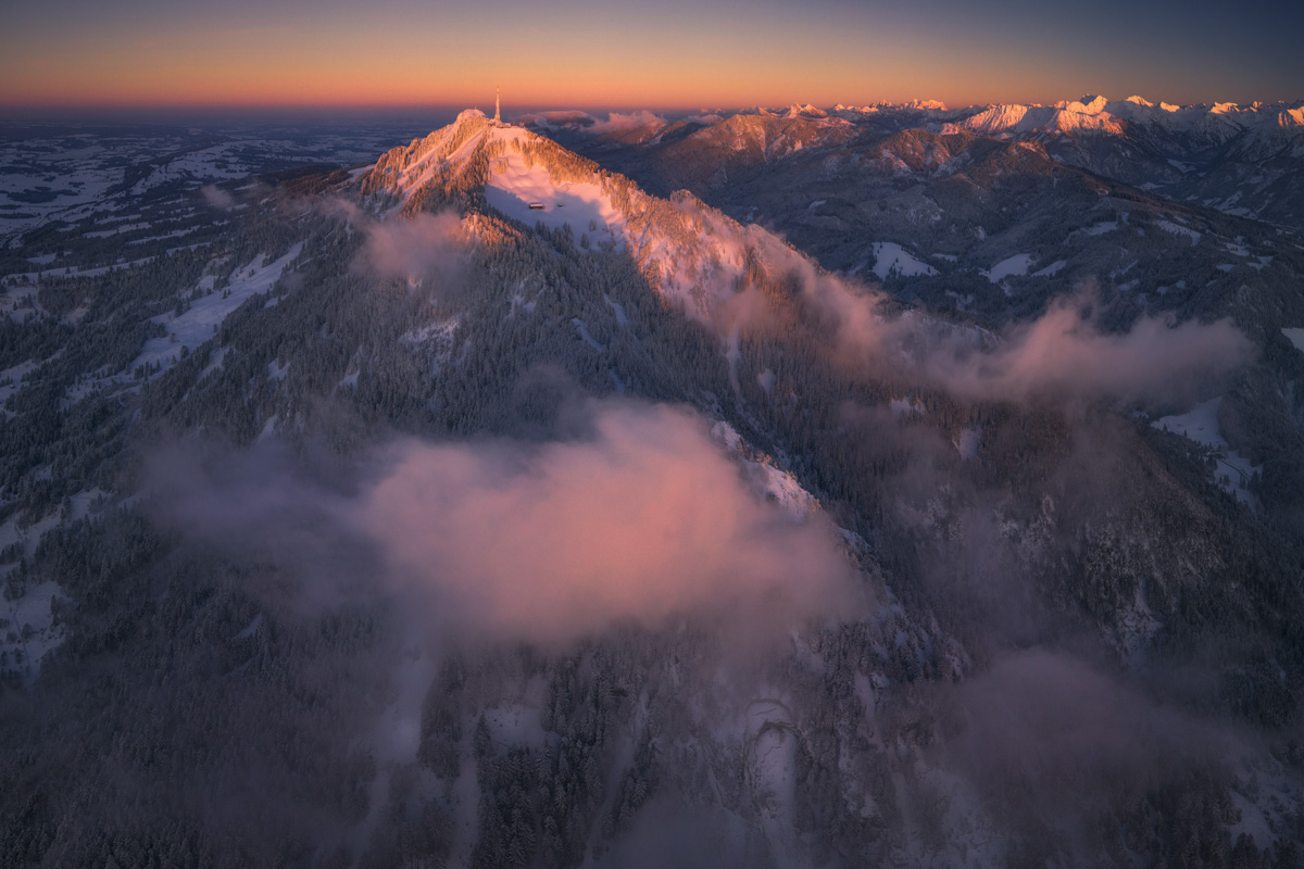 Grünten, Winterliches Alpenglühen über dem Oberallgäu, Wolkenverhangener Berggipfel bei Sonnenuntergang