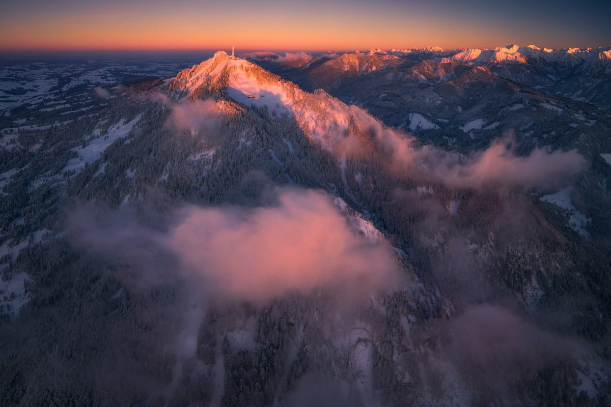 Grünten, Winterliches Alpenglühen aus der Vogelperspektive, Sonnenuntergang über dem verschneiten Oberallgäu
