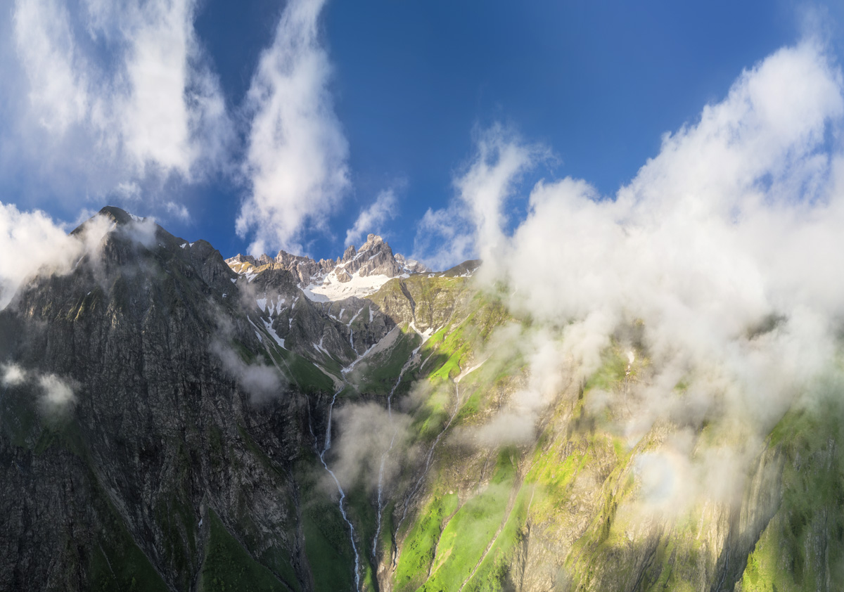 Krottenkopf und Fürschießer bei Oberstdorf, Sommerlicher Wasserfall an der Hirnenalpe, Dramatische Bergkulisse