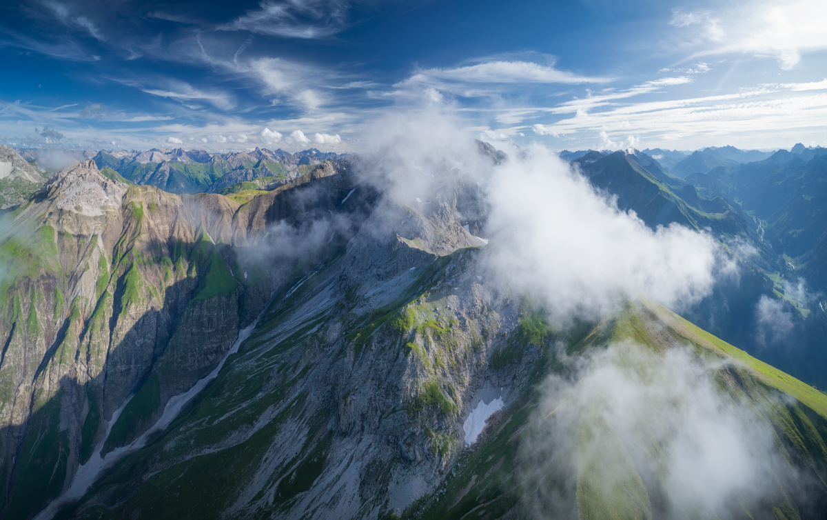 Oberstdorf, Krottenspitze und Höfats, Frühlingspanorama mit Nebel - Bergfotografie Allgäu