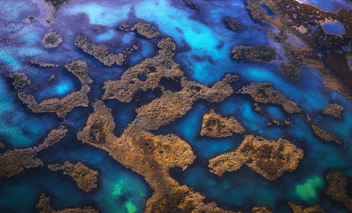 Blaue Lagune aus der Luft, Goldene Moosinseln in tiefblauem Wasser, Abstrakt - Kunstfotografie Island