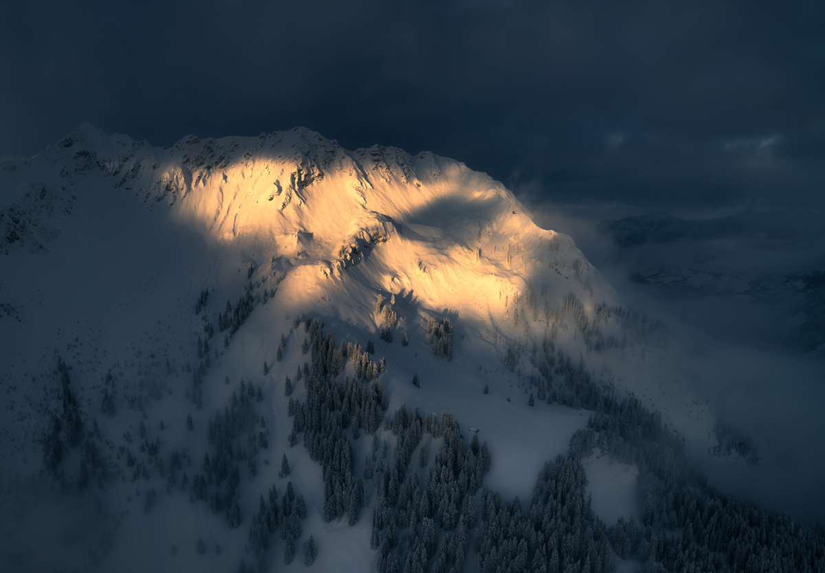 Hinterstein, Breitenberg im Lichtstrahl, Winterlicher Sonnenaufgang - Bergfotografie Oberallgäu