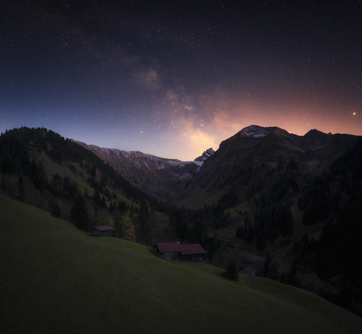 Milchstraße über der Hornbach-Kette, Sternennacht bei Oberstdorf mit Almhütten, Magische Nachtstimmung - Astrofotografie