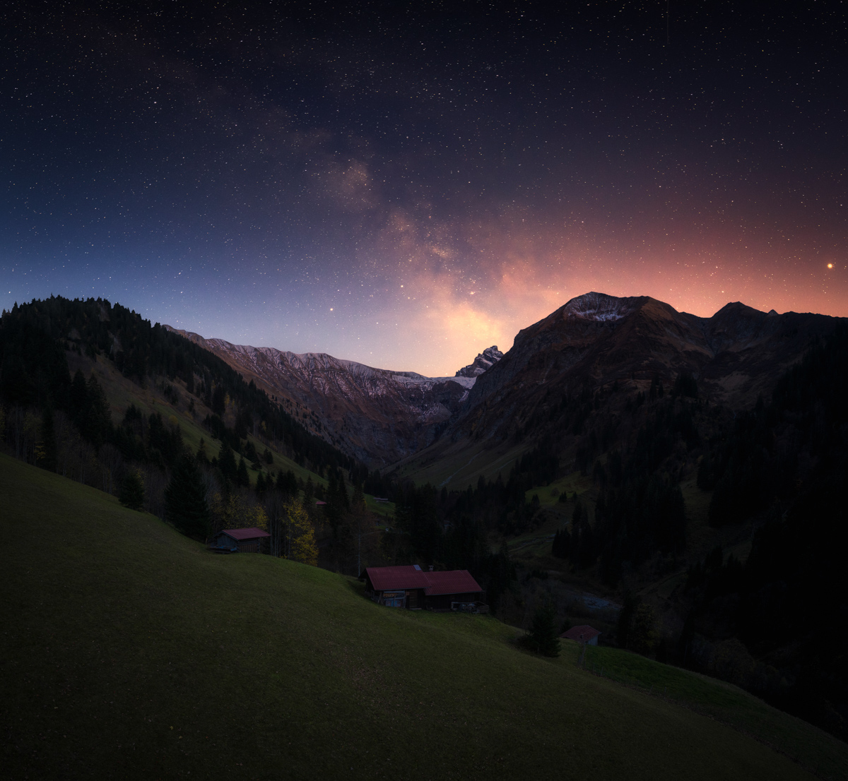 Milchstraße über Krottenkopf und Hornbachkette, Almhütten im Sommernachthimmel bei Oberstdorf, Idyllische Bergnacht