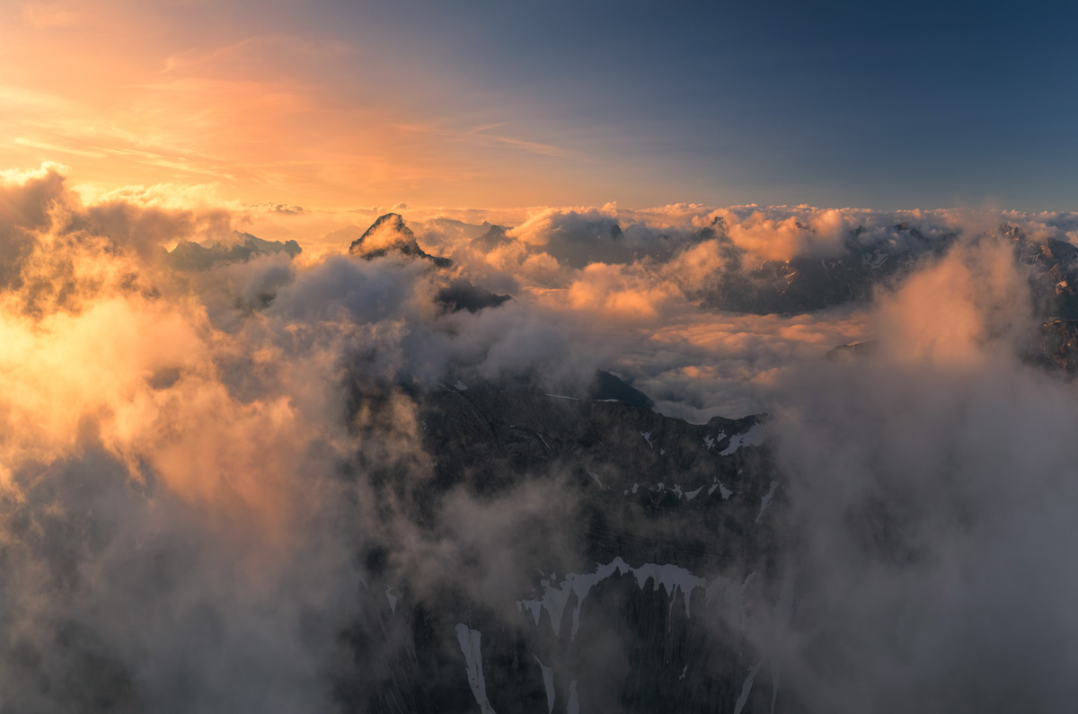 Hochvogel im Wolkenmeer, Sonnenuntergang über den Allgäuer Hochalpen bei Hinterstein, Warmes Abendlicht - Bergfotografie