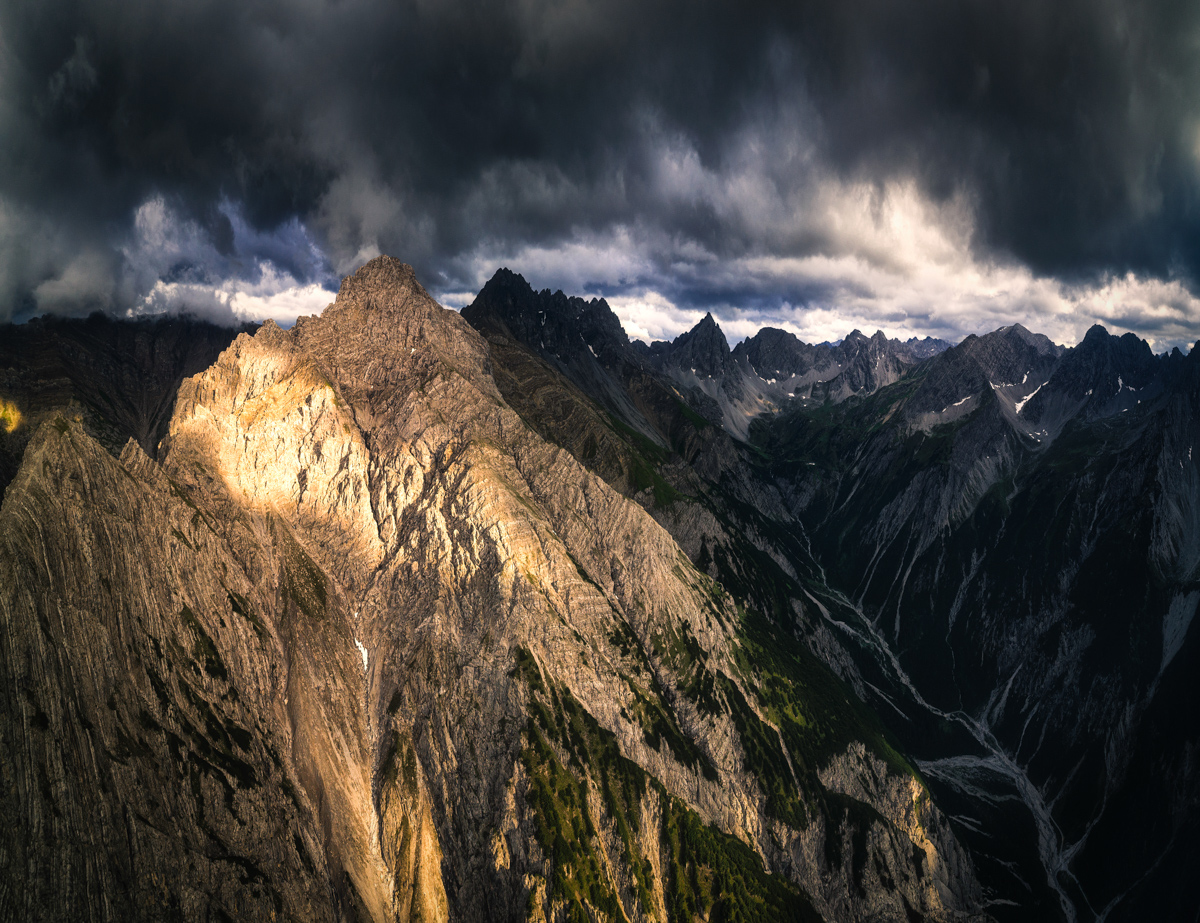 Lechtal, Dramatische Felswand im Alpenglühen, Gewitterstimmung Hochalpen - Landschaftsfotografie Tirol